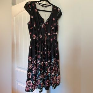 Floral/ Black Sundress w/ Pockets. V-Neck. Medium.